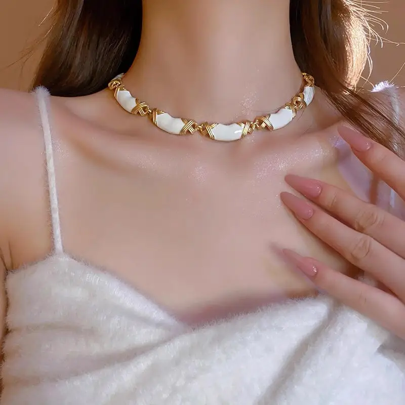 

Gold-Wrapped Shell Choker – Bold Statement Necklace with Sculpted Elegance