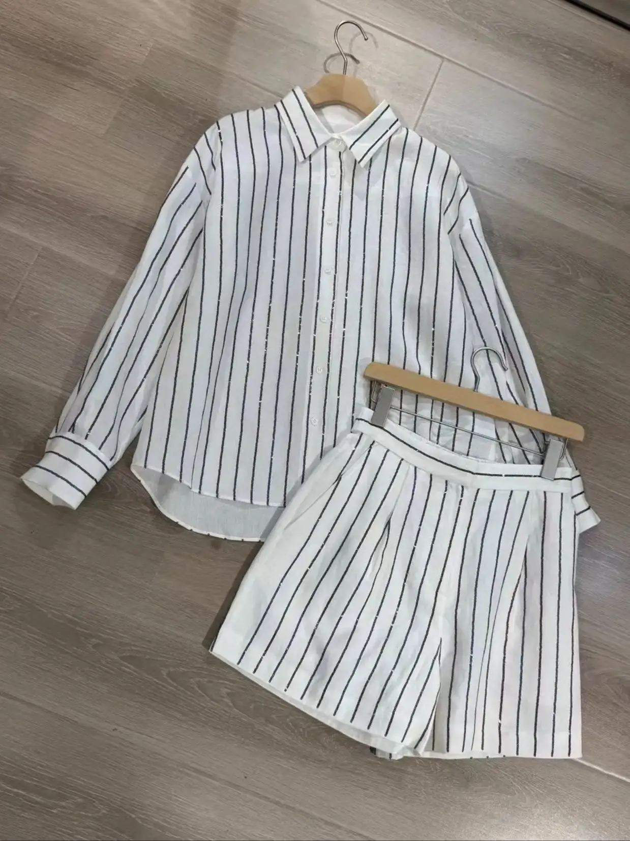 

Летний повседневный модный комплект из льняных полосатых шорт с декоративными бусинами