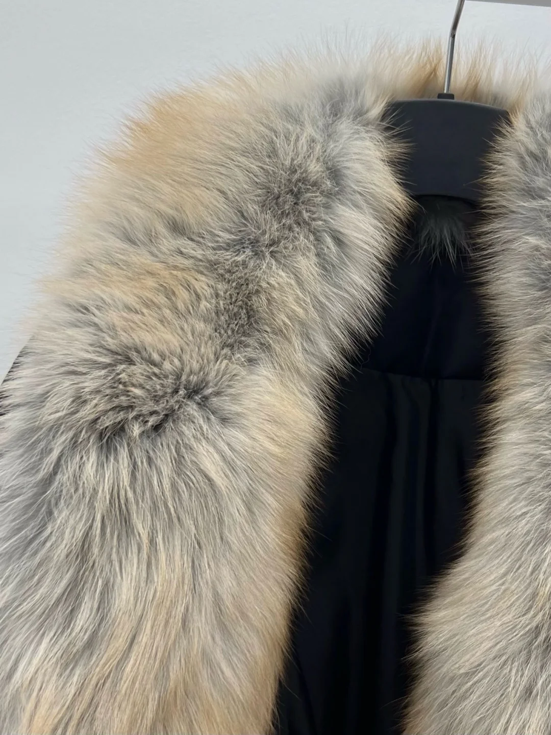 سترة كبيرة الحجم بياقة من فرو الثعلب وغطاء للرأس قابل للفصل 90% من ريش الأوز الأبيض معطف منتفخ حديث ملابس خروج عصرية للنساء شتوية