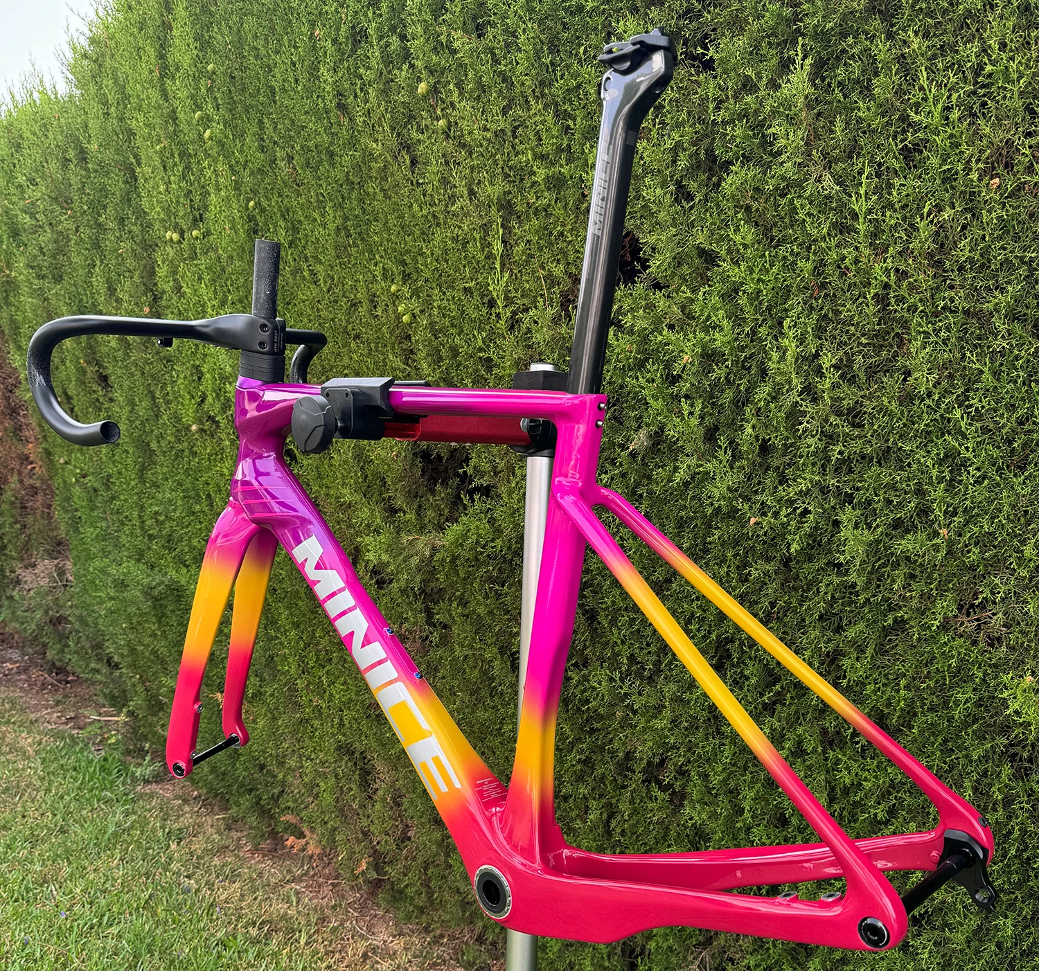 Minice Aerodynamischer EPS-geformter Carbonrahmen mit Scheibenbremse, max. 700*32C, AERO Rennrad-Rahmenset, BSA, vollständig interne Kabelführung, Lenker, DI2, mechanisch – Detail 37