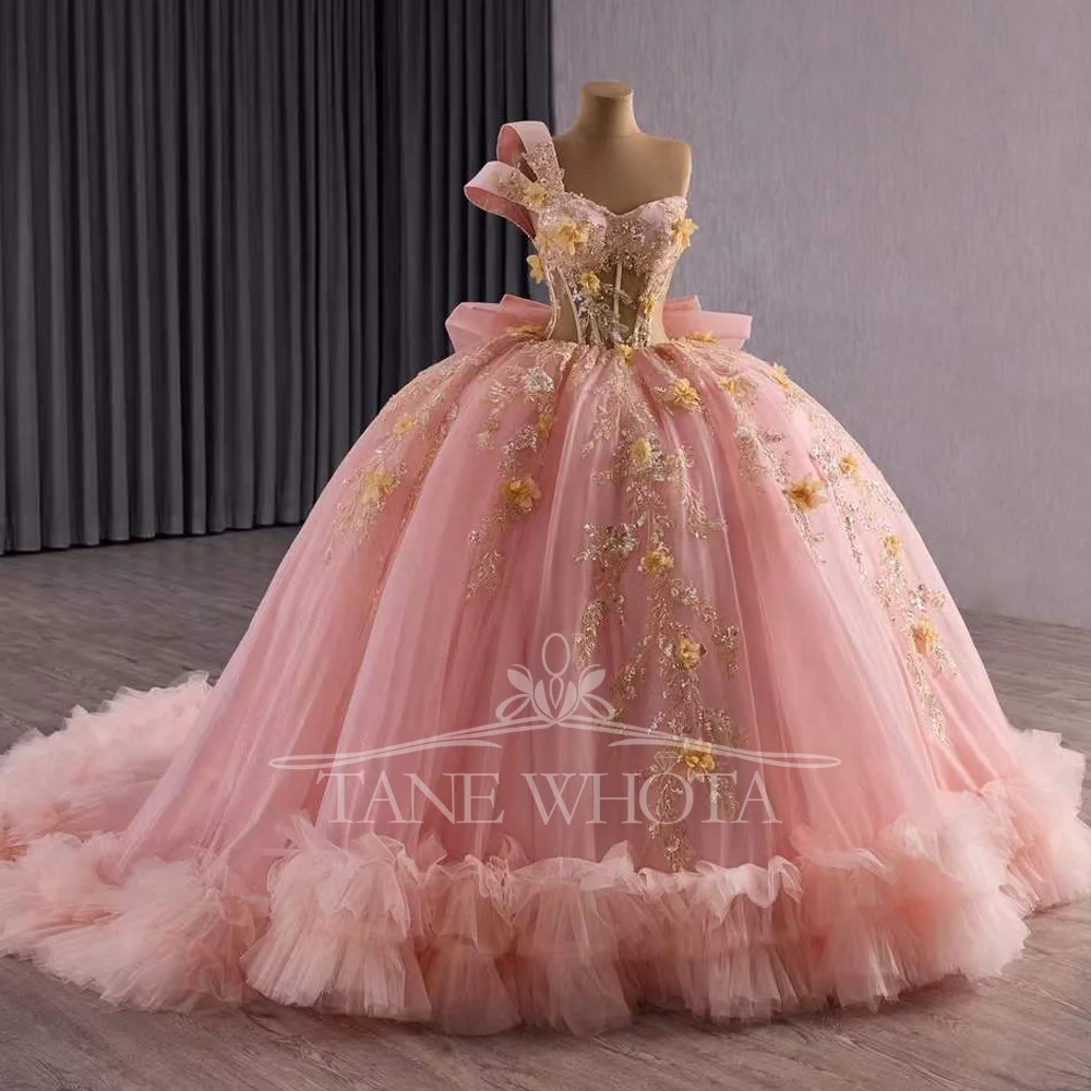 فستان Vestido Quinceañera 2025 فاخر بكتف واحد مزين بالترتر والدانتيل الوردي على شكل كرة زهرة Quinceanera