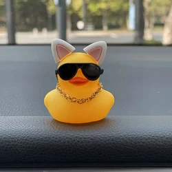 Pato de goma con casco de hélice, adornos de coche de juguete, decoraciones de salpicadero de coche de pato amarillo, gafas geniales, cadena dorada