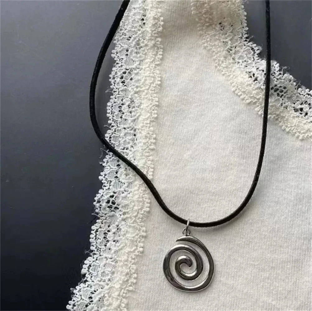 Vintage spiralny wisiorek wirowy ręcznie tkany skórzany naszyjnik ze sznurka dla kobiet unisex Boho naszyjnik z pentagramem moda 2023, biżuteria Y2K — zdjęcie 2