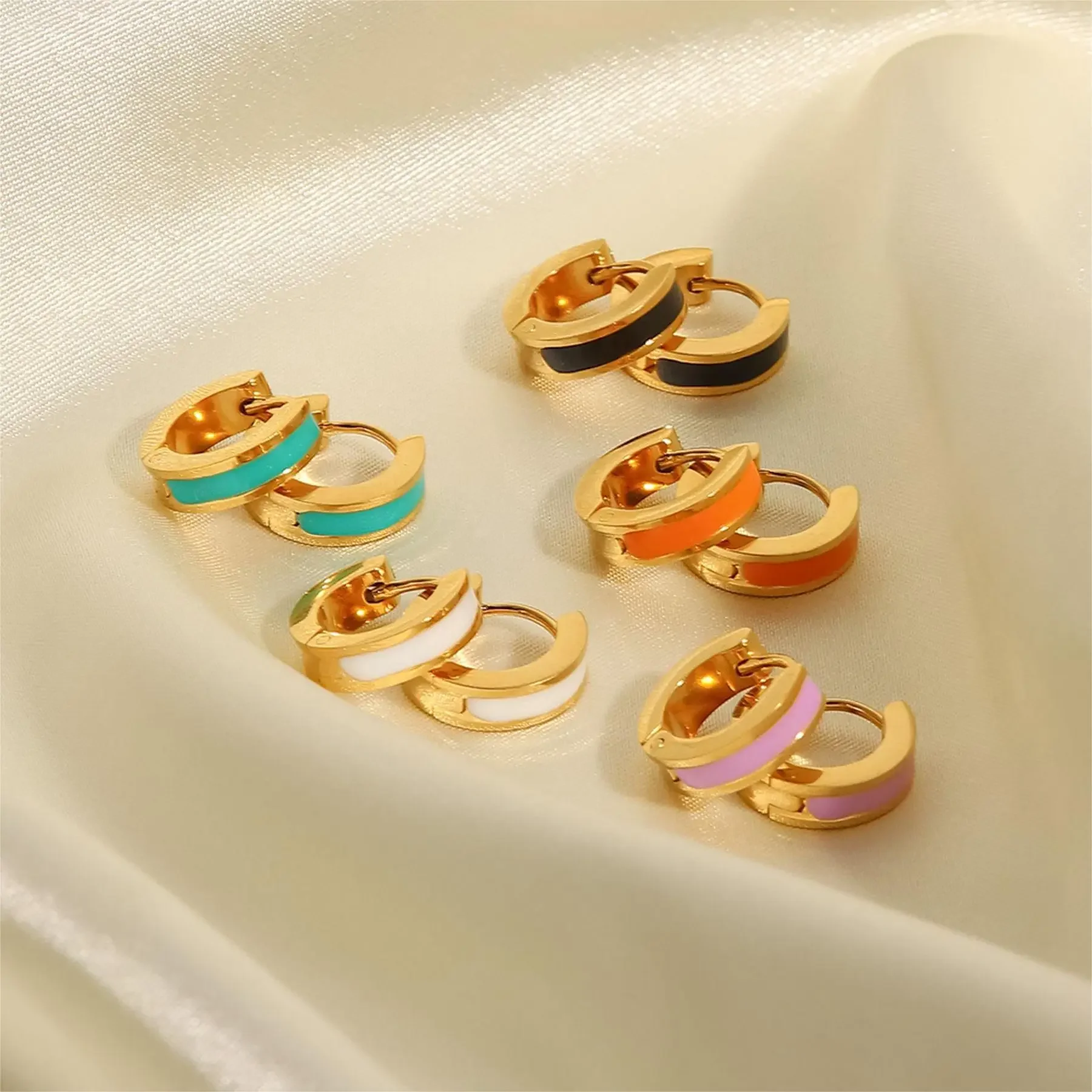 CARLIDANA Premium Ins Style 18K pozłacane kolczyki Mini Hoop nieblaknące kolczyki emaliowane ze stali nierdzewnej dla pań kobiet — zdjęcie 2