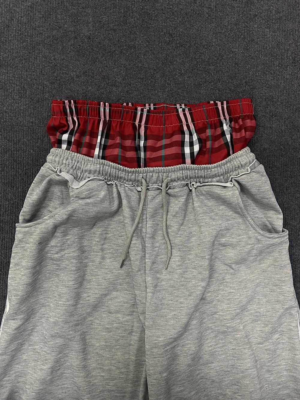Retro Damenhose, locker geschnitten, im zweiteiligen Look, mit doppeltem Bund und Streifen, Frühjahr 2026, modische Freizeit- und Büro-Langhose – Detail 10