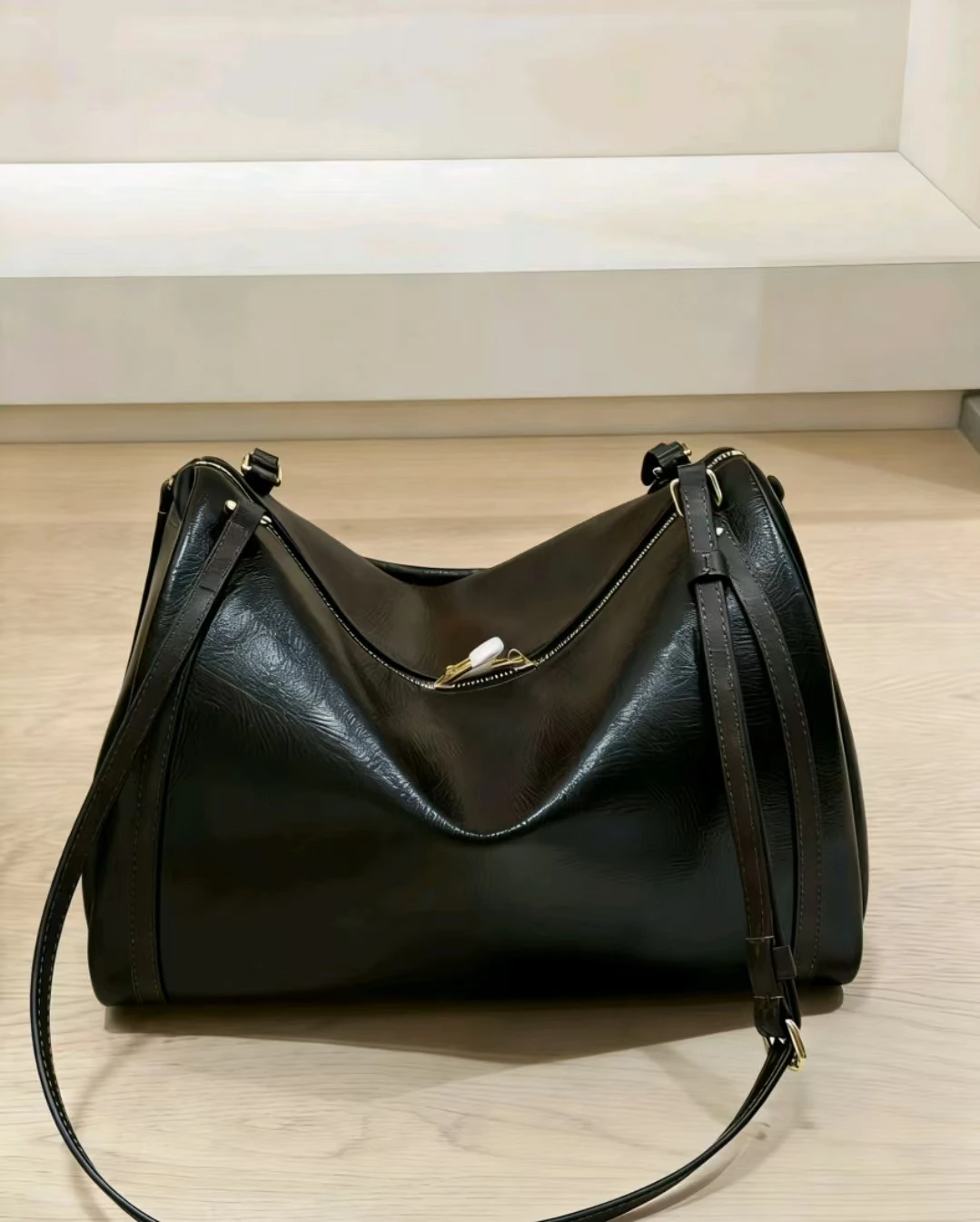 

Fashion Black Women Leather Shoulder Bag Classic Crossbody Bag Commuter Bag Travel bag No Box（Size：36-23cm） NT2