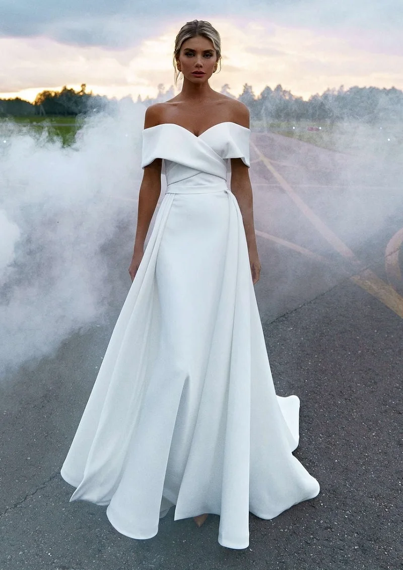 

Luxurious A-line Off-the-shoulder Satin Wedding Dress Form-Fitting Silhouette Ball Gown Sleeveless Bridal Wedding Gown for Women