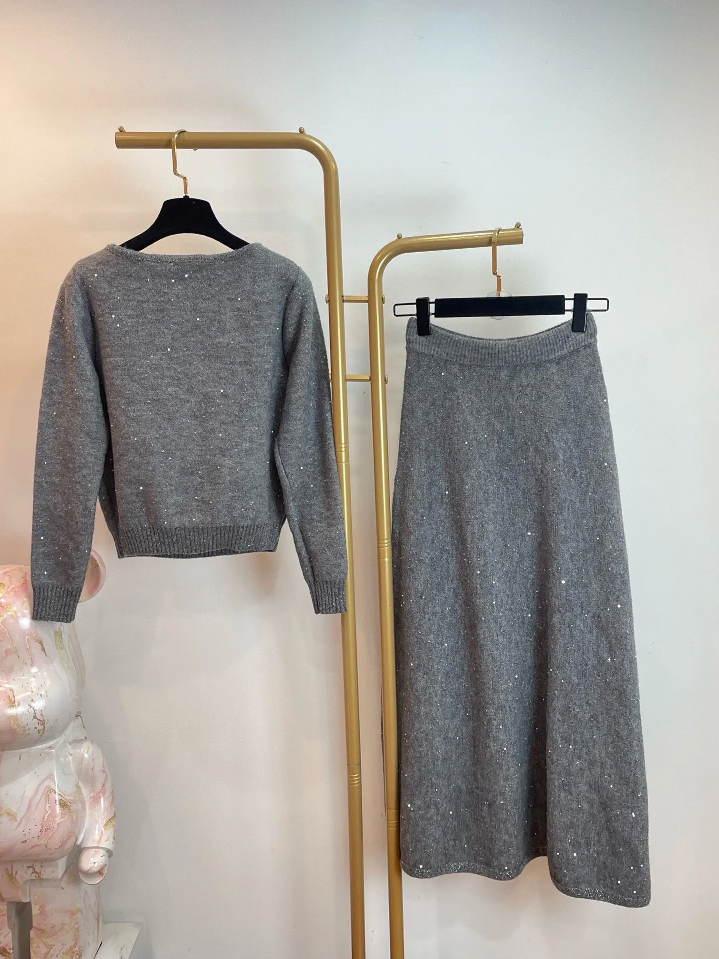 

Winter 2025 New Women's Fashion Senior Round Neck Shiny Knit Long-sleeved Skirt Casual Suit