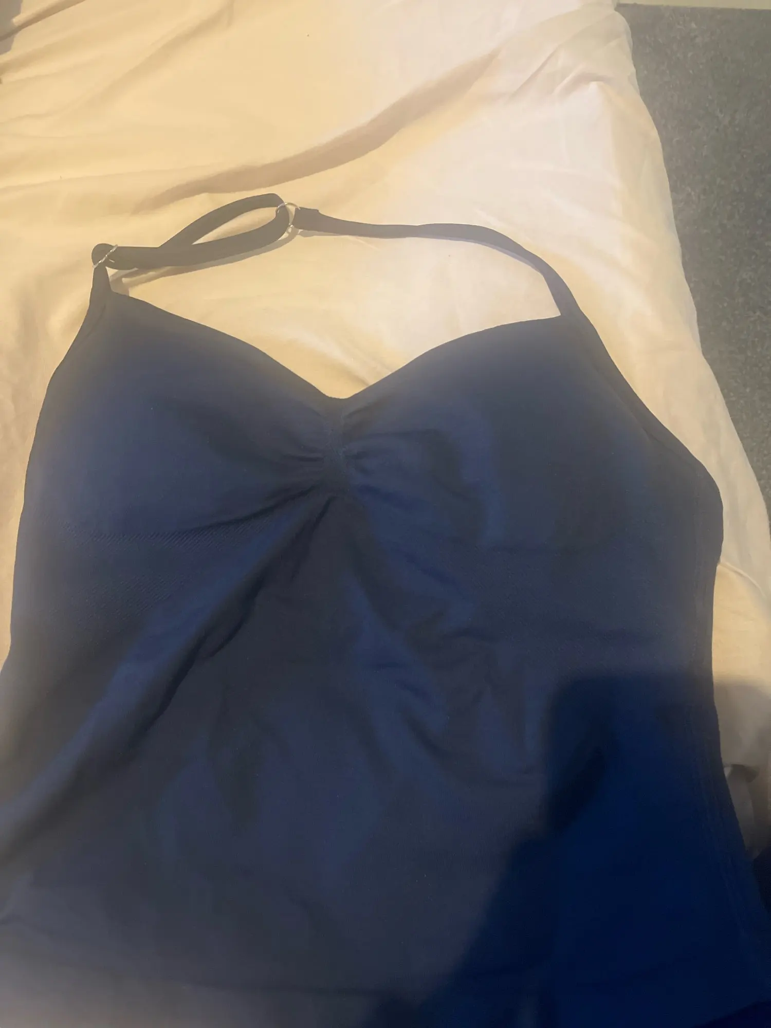 Foto de una compradora con Top Halter Breeze