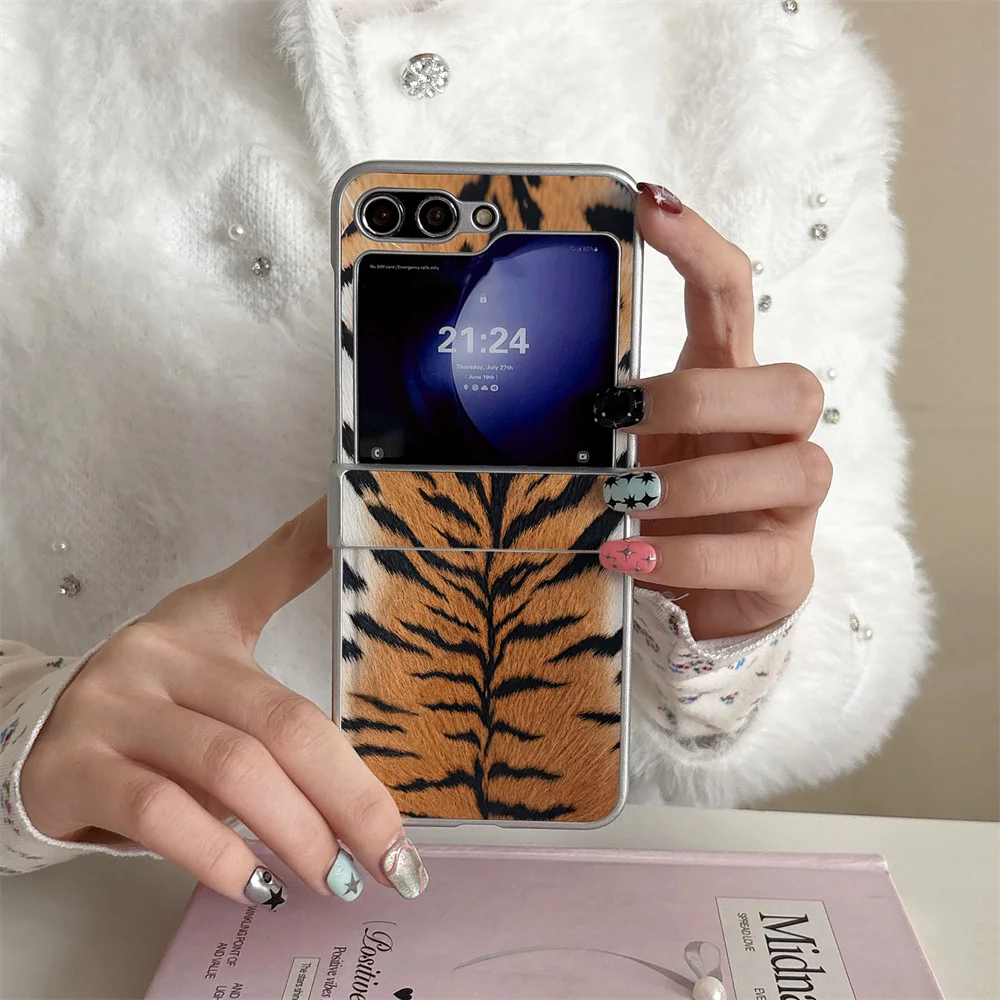 Funda magnética para teléfono con diseño de tigre de lujo europeo y americano, compatible con Samsung Galaxy Z Flip 7/6/5/4 Flip 5 Flip 6 Flip 4