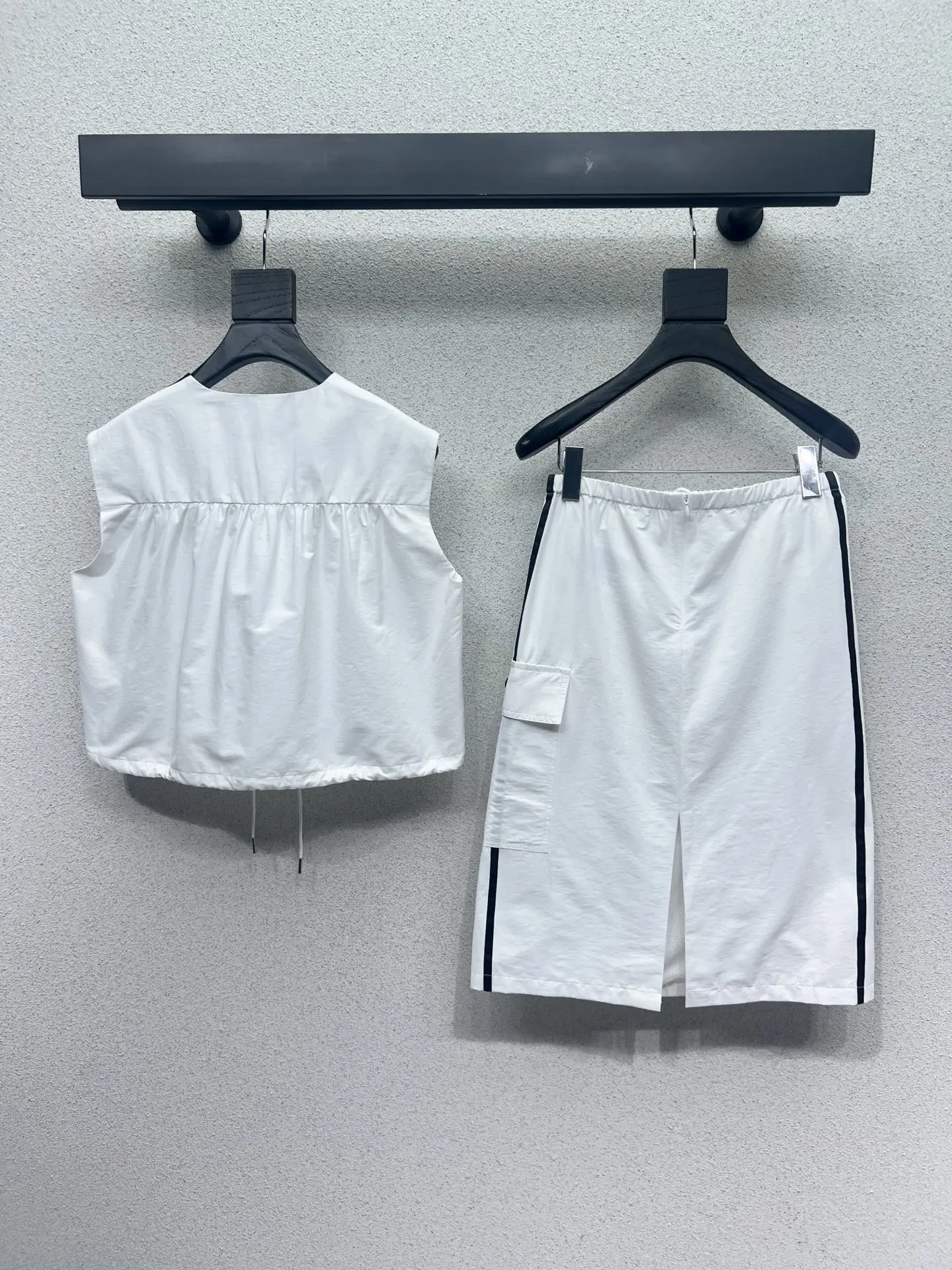

2025 Spring/Summer New Women's Vest Half Skirt Set Casual and Comfortable