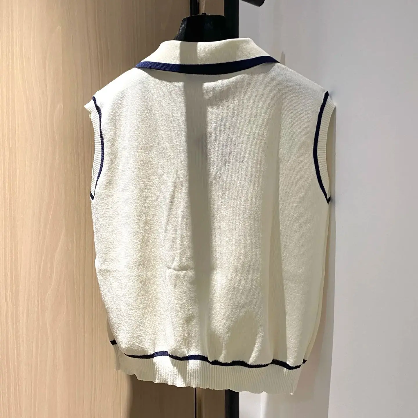 

2025 Women's Spring and Summer Latest White and Blue Two-Color Button Cardigan Lapel Vest Sweater Top