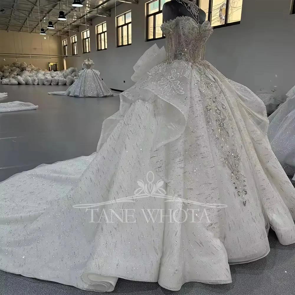 ชุดแต่งงาน Robe De Marie แบบเปิดไหล่ประดับพู่ห้อย แต่งลูกปัดคริสตัลทรงบอลกาวน์ ผ้าลูกไม้หรูหรา