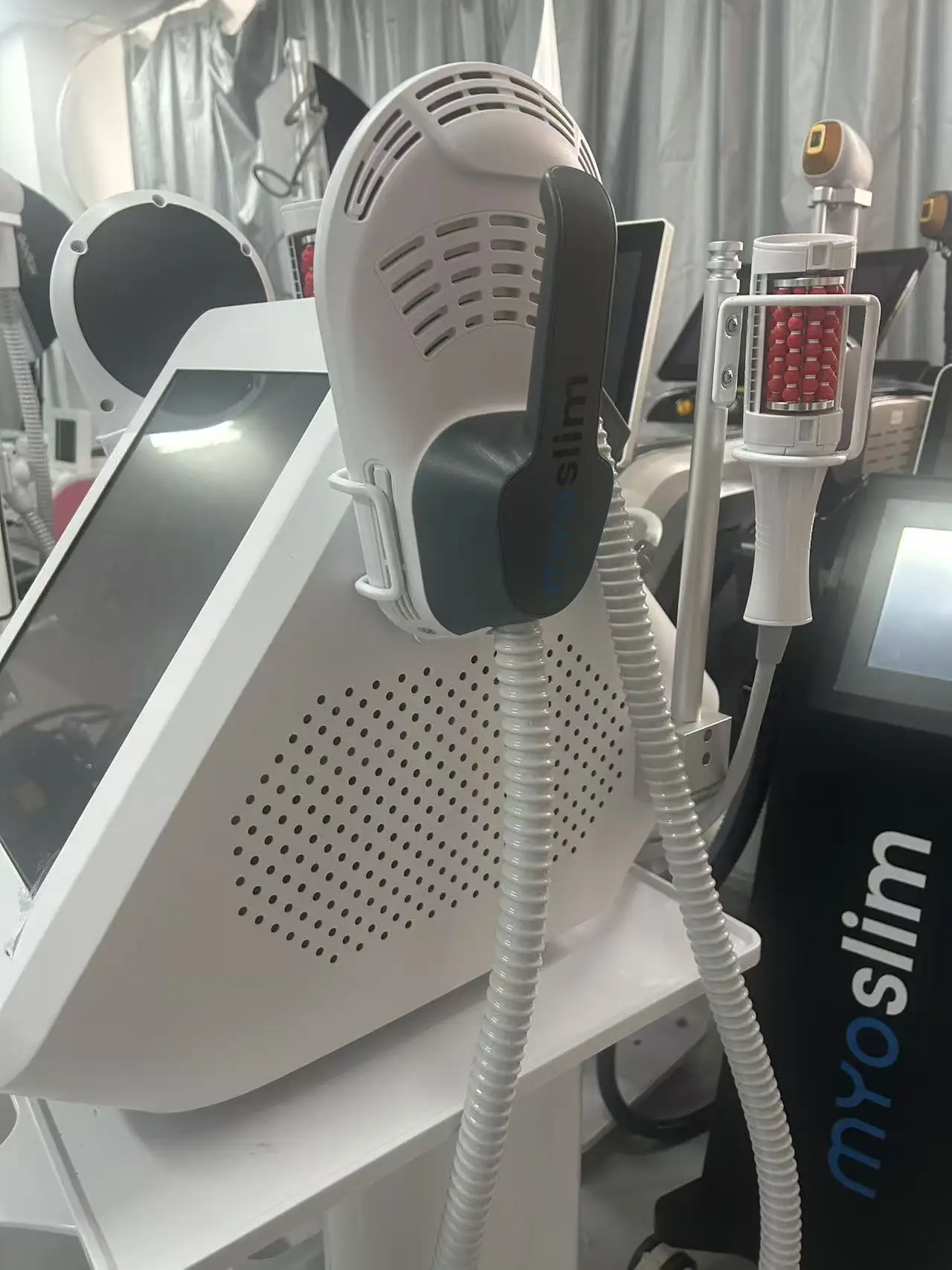 

Многофункциональный аппарат MyoSlim EMS Inner Ball Roller для коррекции фигуры, стимуляции мышц и сжигания жира для салонов красоты