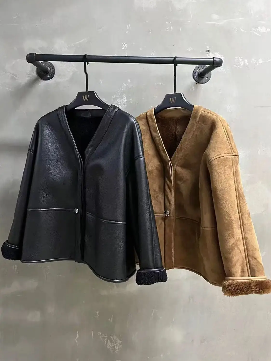 Chaqueta clásica de piel de ante con cuello en V de alta calidad.