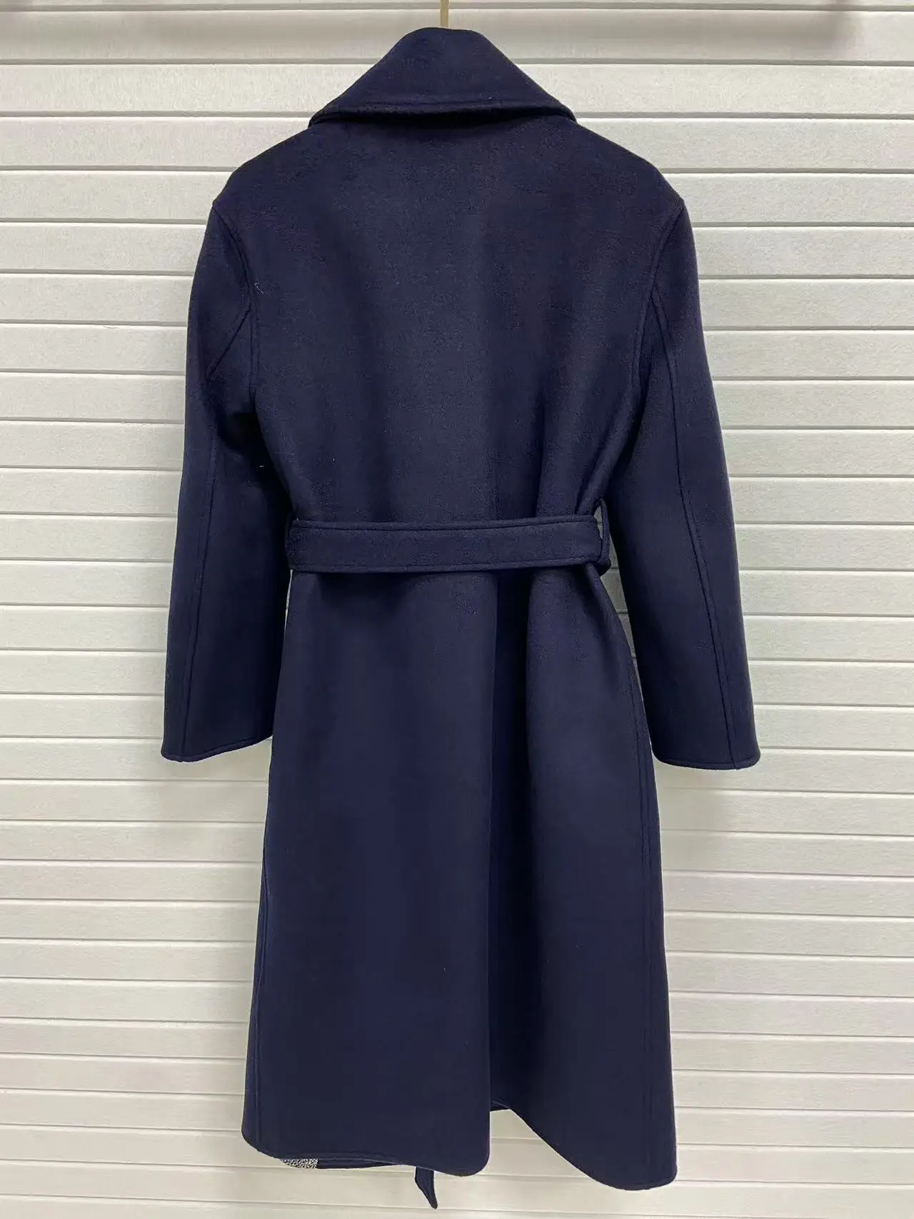 

Элегантное темно-синее женское шерстяное пальто с поясом, классический стиль 2024, пальто средней длины с лацканами, одежда высокого качества Y15