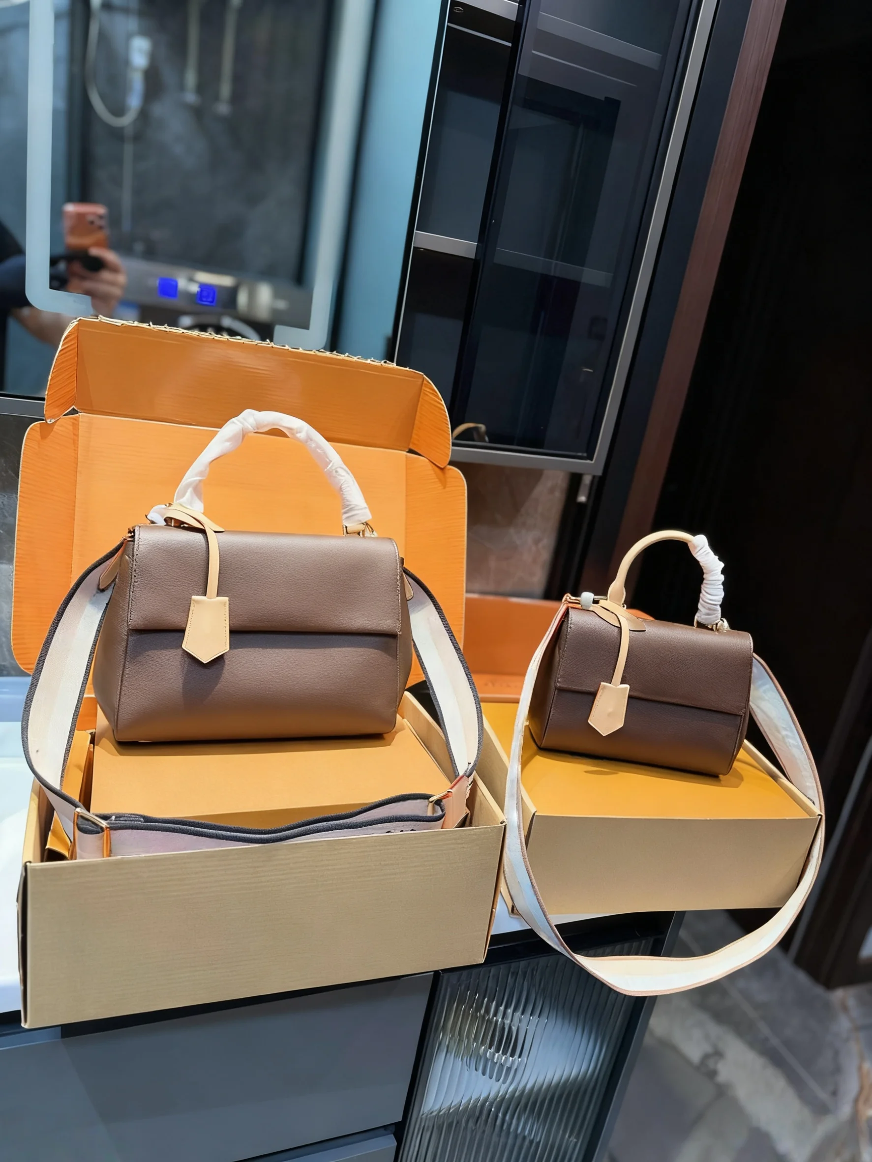 

2025 New SIZE: 25x10x19 or 20x8x16 CM Fashionable Versatile bags leather cherry Portable can be carried on the shoulder no boxes