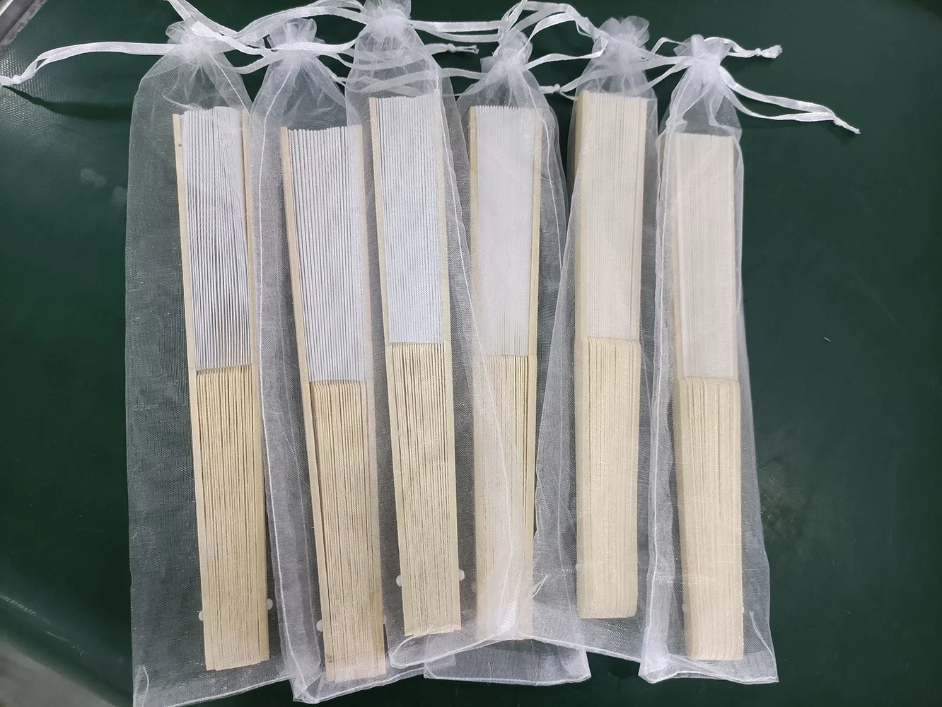 24/70 stuks gepersonaliseerde gegraveerde witte opvouwbare elegante zijden handventilator met cadeauzakje bruiloft en feest - afbeelding 2