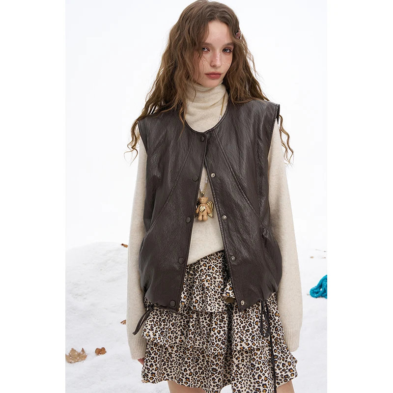 ELFSACK 2025 Winter New Arrivals Y2K Vintage Minimalist Faux Leather Solid Round Neck Sleeveless Jacket For Women