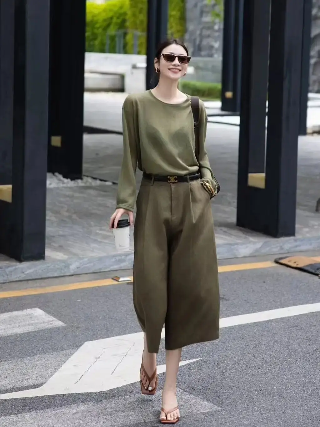 

Versatile and elegant linen pants easily fits into various wardrobe combinations