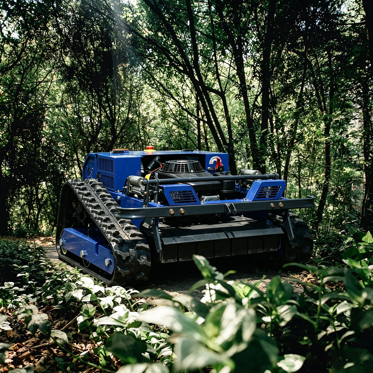 This remote-controlled lawnmower features an adjustable mowing width of approximately 55cm and a mowing height of 2-15cm, saving manpower and labor costs for worry-free lawn mowing.