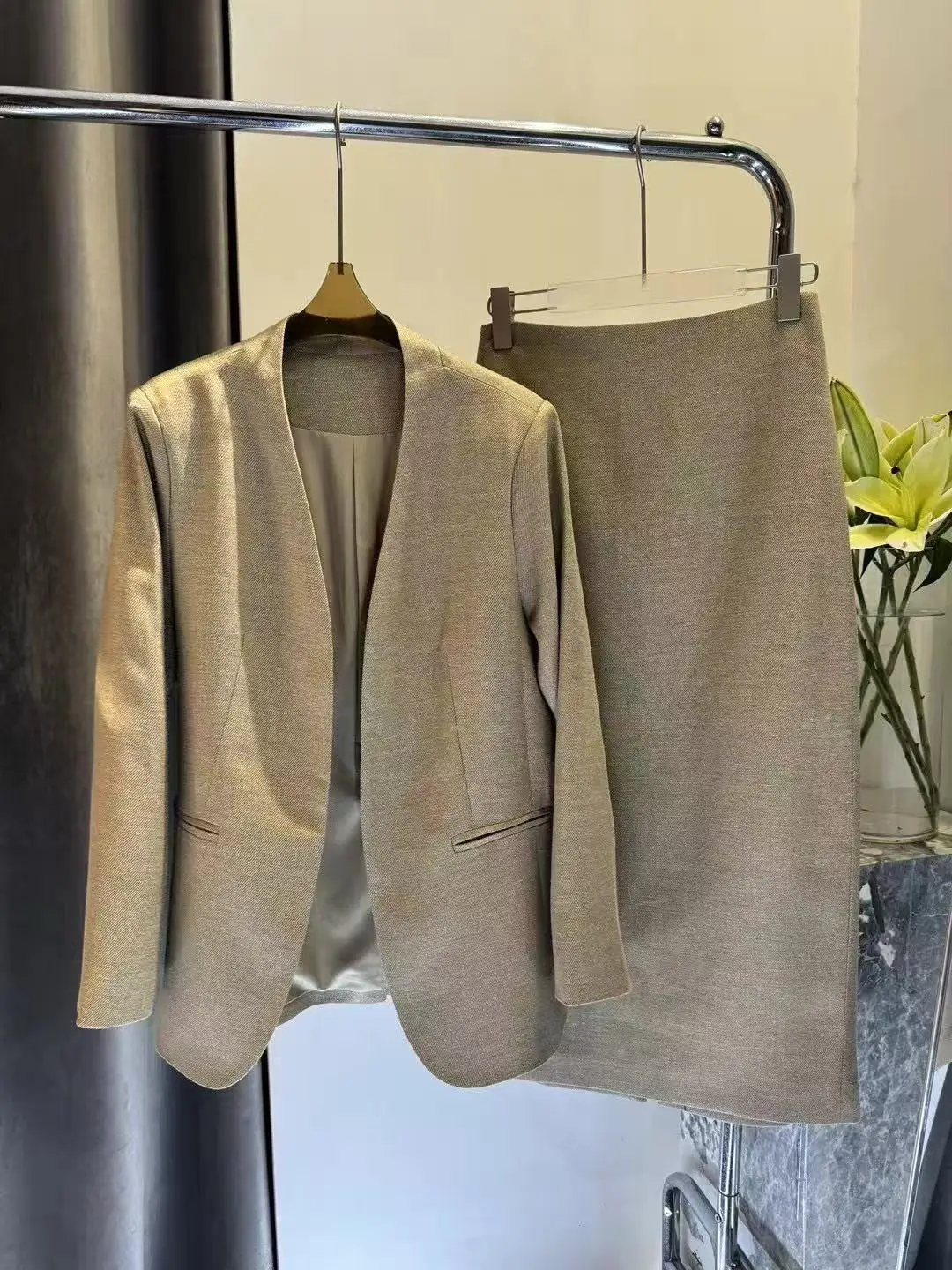 Slimming and Elegant, Smooth and Wrinkle-Resistant Classic Skirt Suit