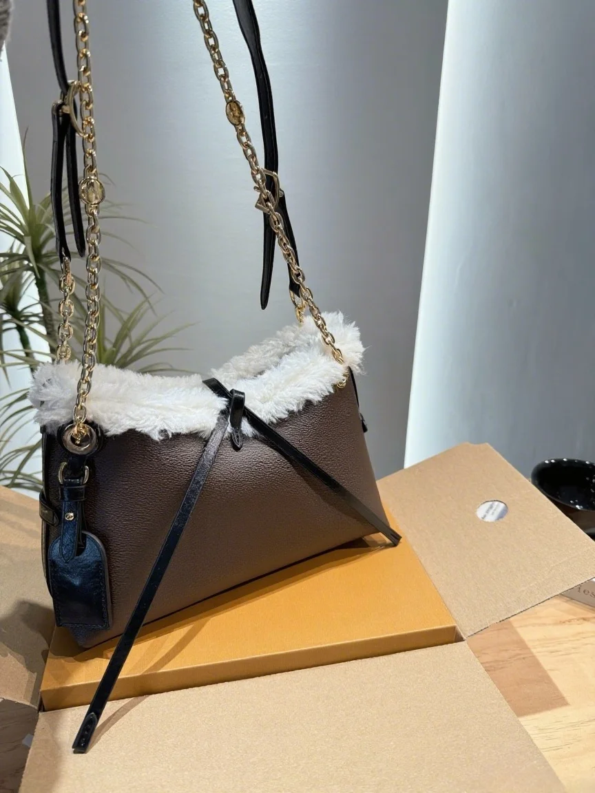 

2025 New SIZE: 26x18 CM Fashionable Versatile bags leather cherry Portable can be carried on the shoulder no boxes