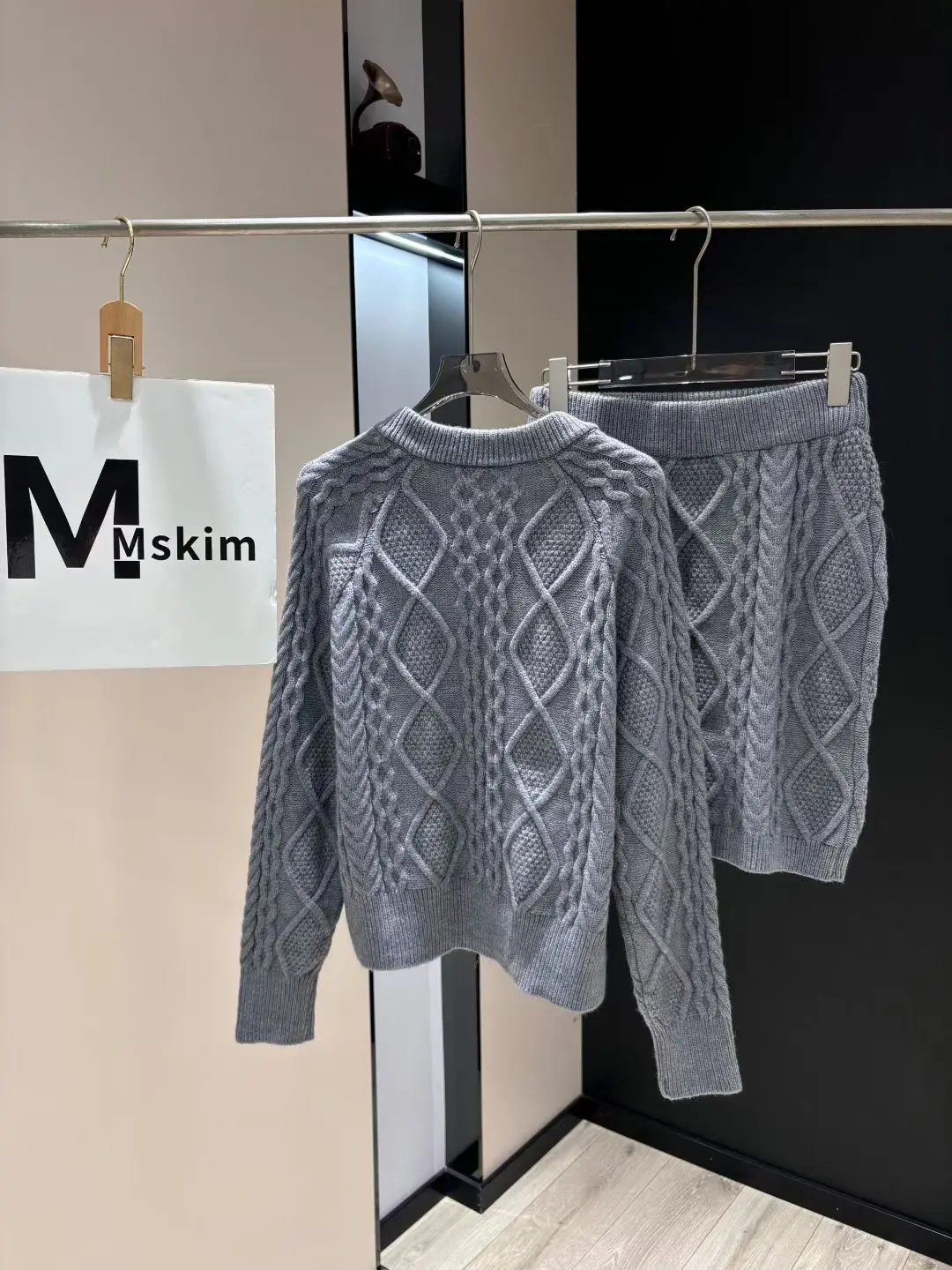 Winter 2025, neues Damen-Set mit Parkett-Kreuz-Twist-Strickpullover und Rock