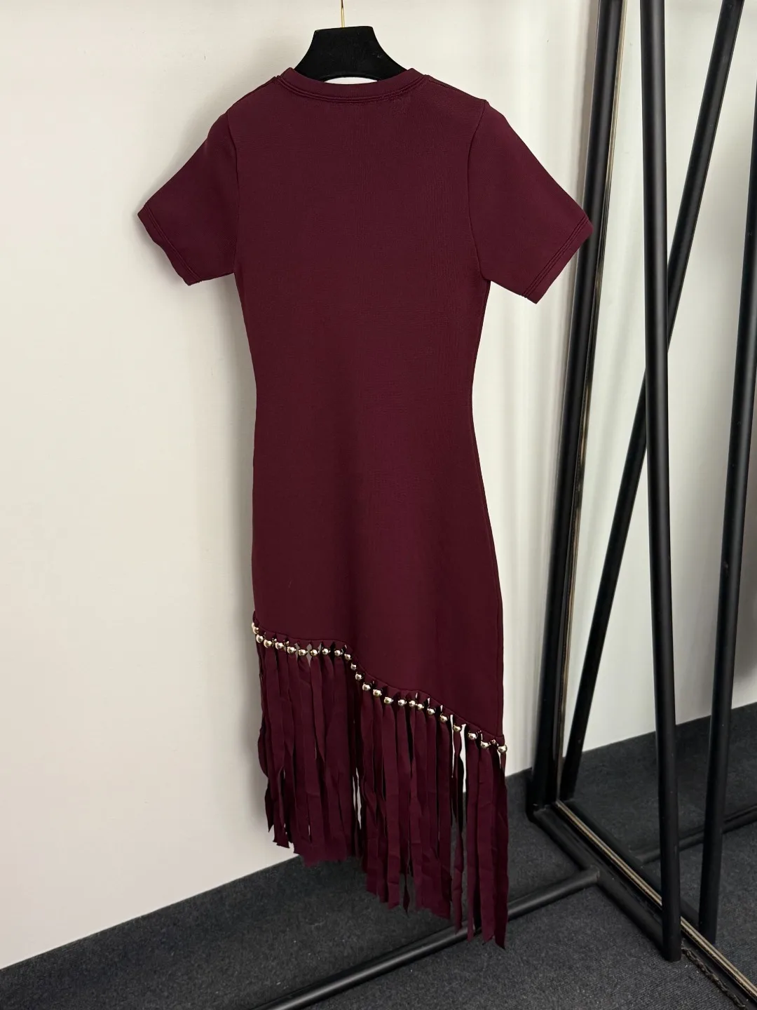 فستان نسائي فاخر عالمي على طراز فستان محبوك باللون الأحمر الخمري مع حاشية شرابة عصرية وفستان سهرة مطرز بالمعدن #1