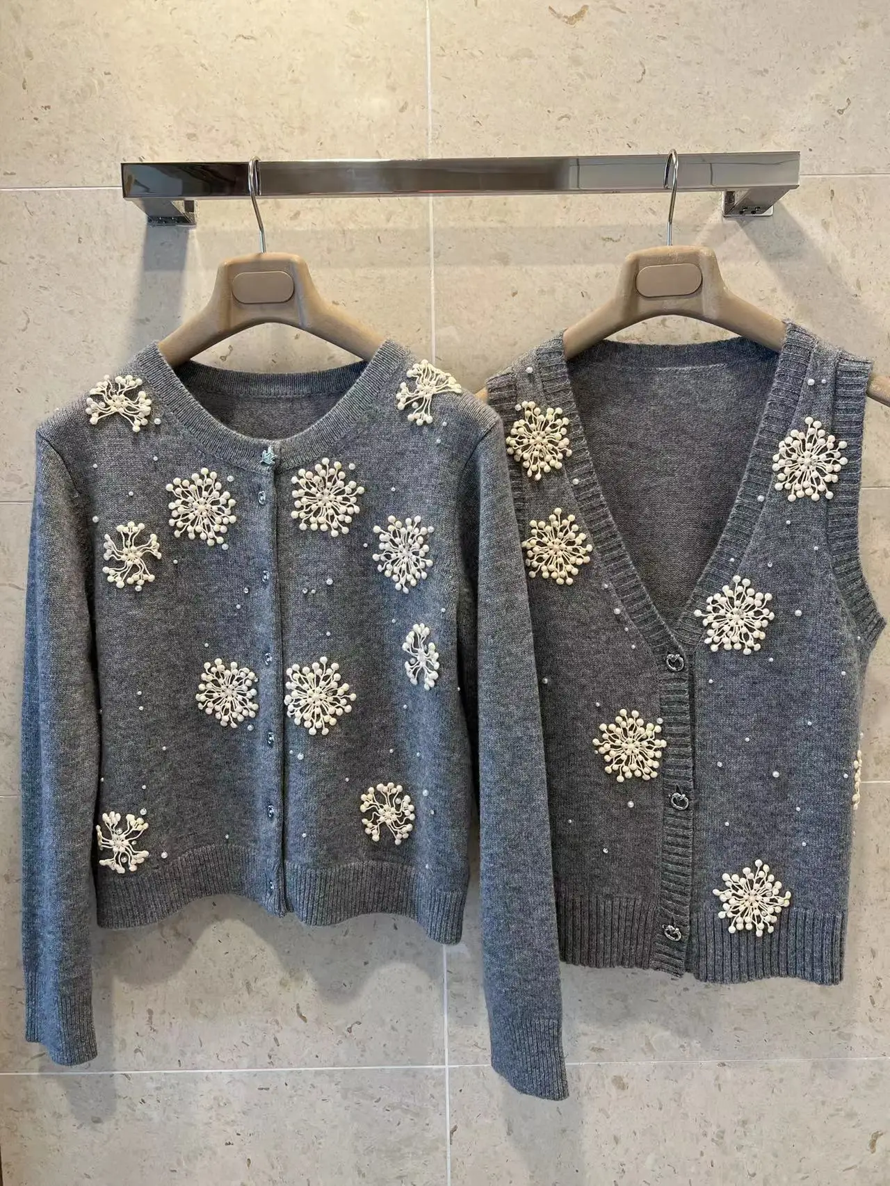 Autumn Winter E*R New Fashion Heavy Industry Round Neck Handmade Flower Cashmere Knitted Cardigan+Cashmere Vest，Two-piece Set