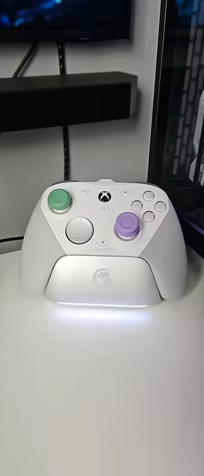 Controle GameSir G7 Pro branco repousando na base de carregamento em uma mesa branca