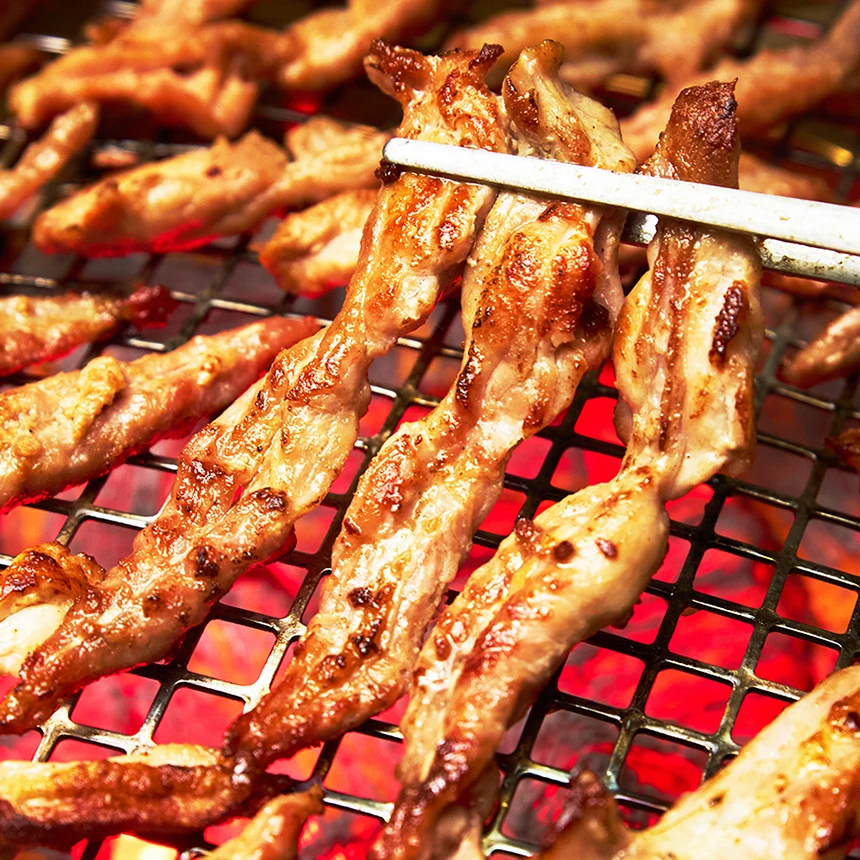 Carne de cuello de pollo a la parrilla que solo puntea 1 punto por pollo.