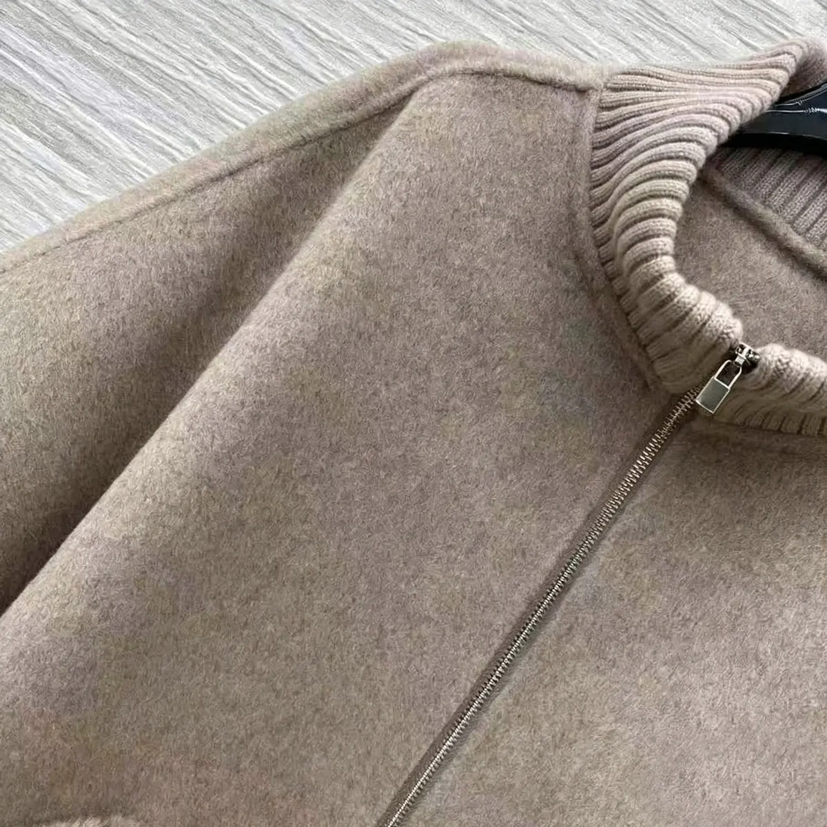 Elegant Cashmere Cape Coat with High Neck and Mink Fur Pockets