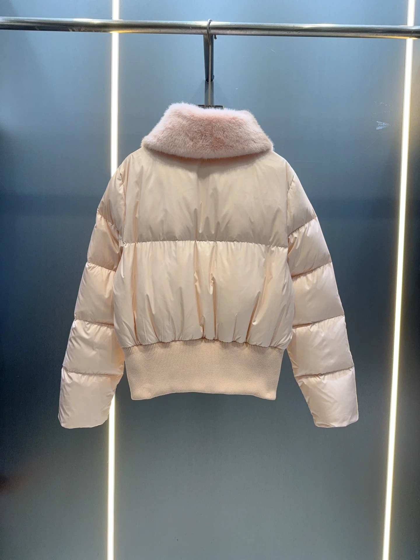 سترة نسائية جديدة لشتاء 2025 بياقة دافئة من الساتان اللامع