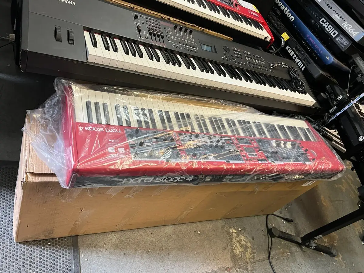 

NEW IN STOCK PIANO 5 88-key Hammer-Action Keyboard Piano MIDI Triple Pedal.
