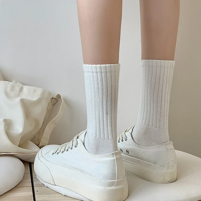 Skarpety damskie Crew Nowe wiosenne letnie japońskie stylowe haftowane litery Skarpety sportowe Damskie oddychające dziewczęce białe skarpetki — zdjęcie 2