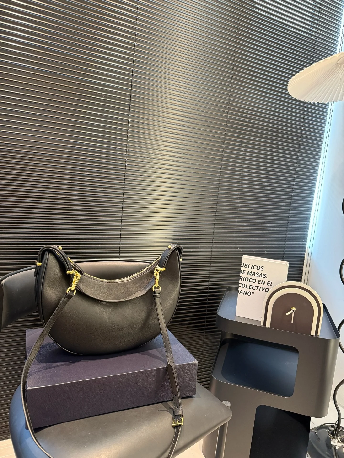 

25 New Fashion Compact Retro Elegant Underarm Crescent Bag