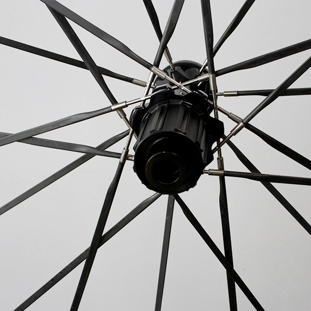 Fotografia 5: Raios de Fibra de Carbono Ultraligeiros e de Alta Resistência - Design Aerodinâmico, Compatíveis com Cubos Padrão, Aumentam a Velocidade