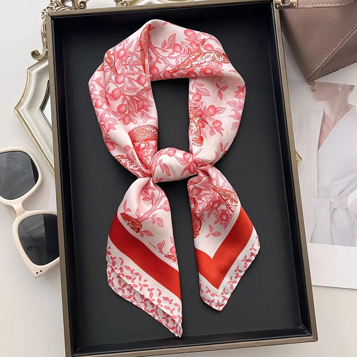 Foulard carré imprimé rouge Imitation soie pour femmes, foulard de luxe Bandana printemps/été, bandeau pour habiller votre look