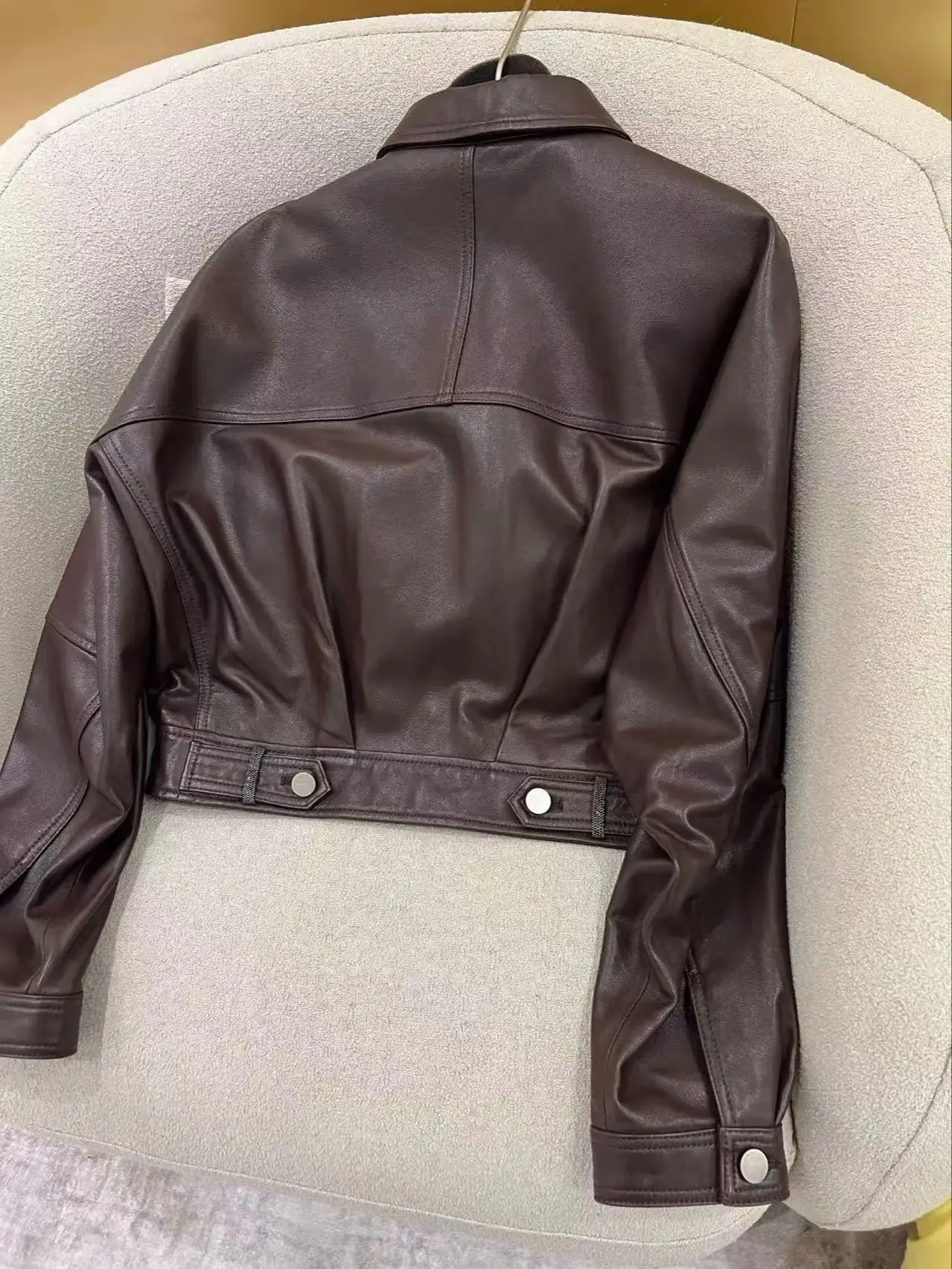 Casual kort damesjack van echt leer met zakken aan de voorkant