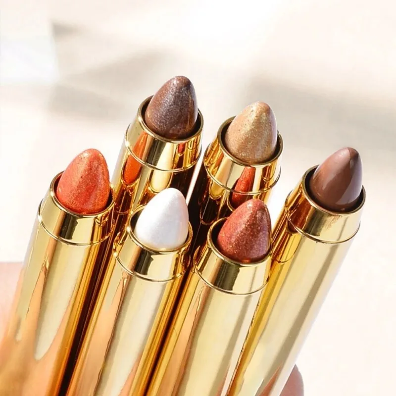 両端にグリッターが入ったアイシャドウスティックで、簡単なアイメイクと華やかなルックを実現します。 毎日の魅力を演出するグリッター効果。