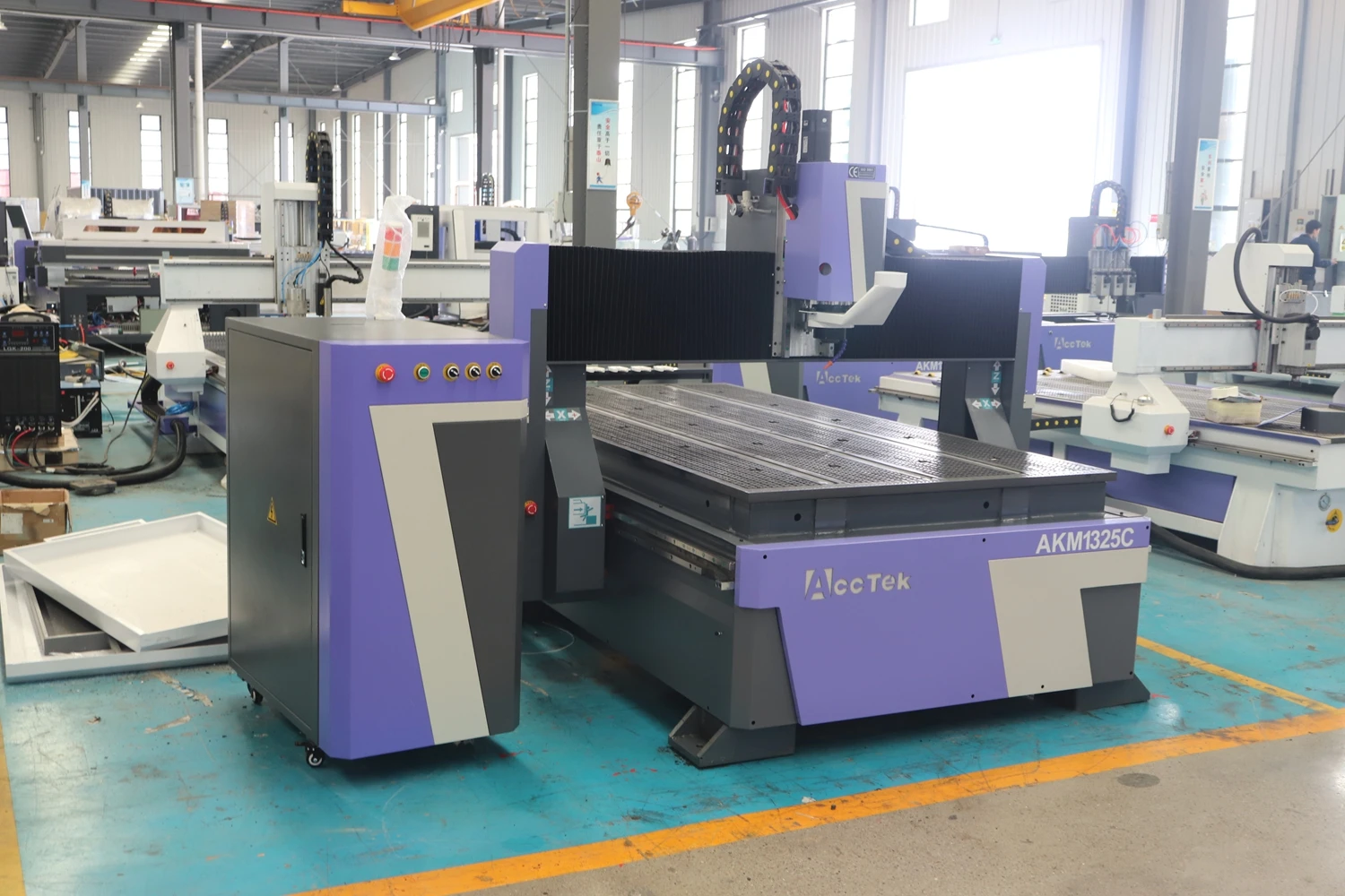 AKM1325C1, router CNC ATC a prezzi accessibili, macchina per incidere del legno 1300 * 2500 mm, mandrino da 9,0 kW, plastica acrilica tagliata,