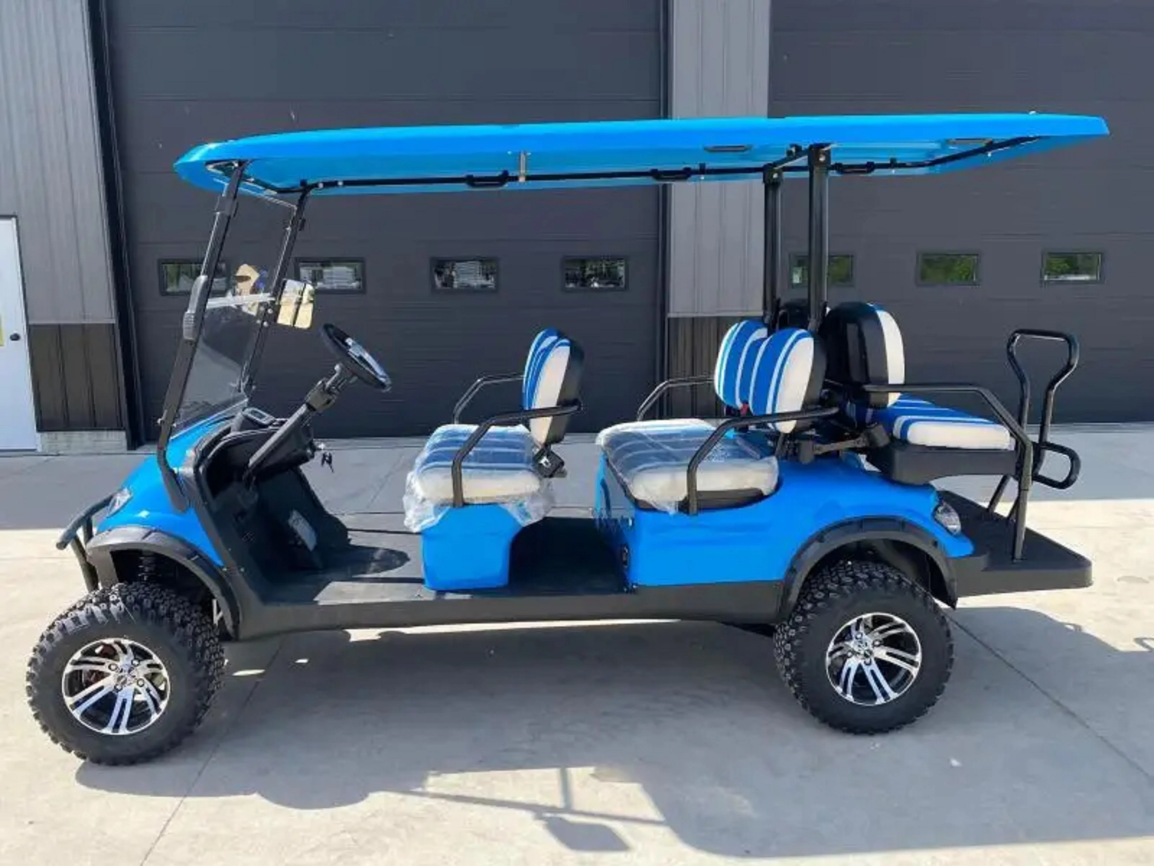 

2022 Icon i60L 6 Passenger Lifted Electric Golf Cart in Caribbean Blue