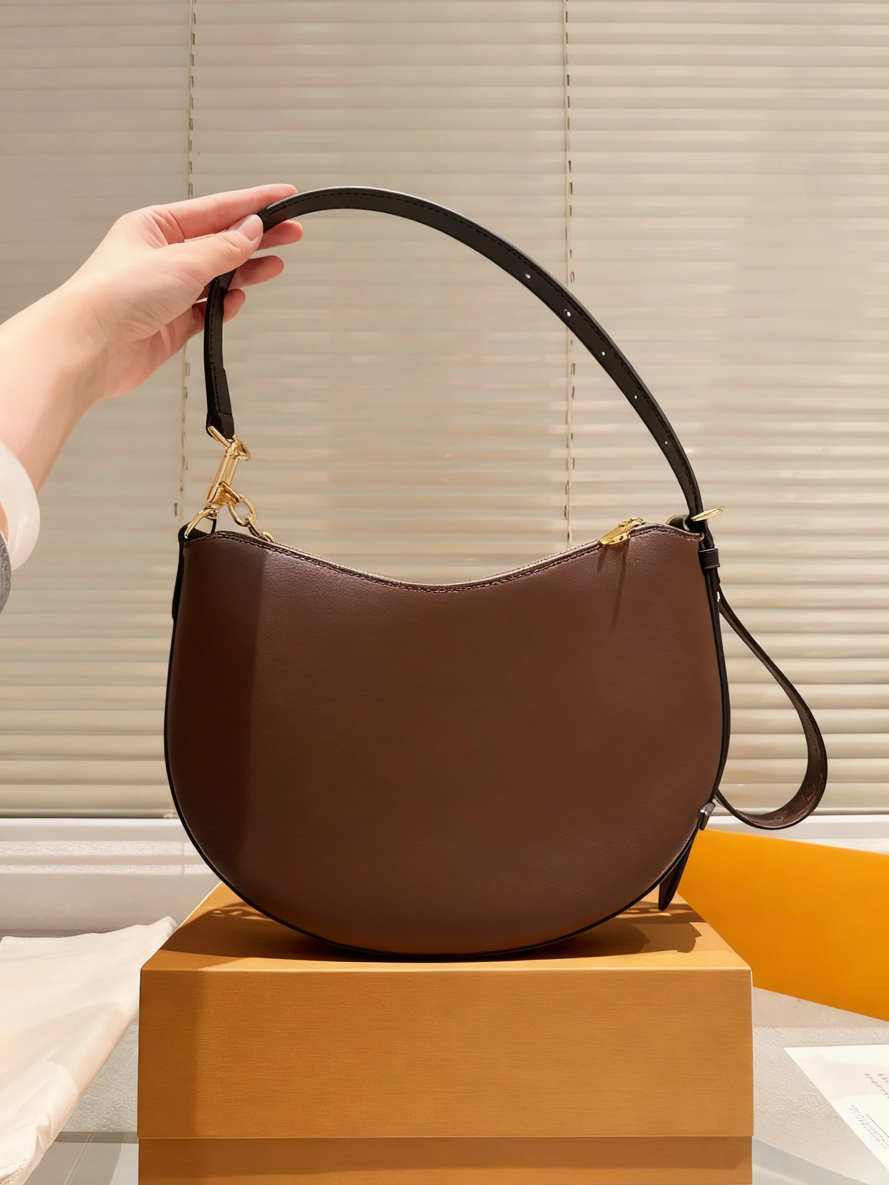 

2025 New SIZE: 28x18 CM Fashionable Versatile bags leather cherry Portable can be carried on the shoulder no boxes