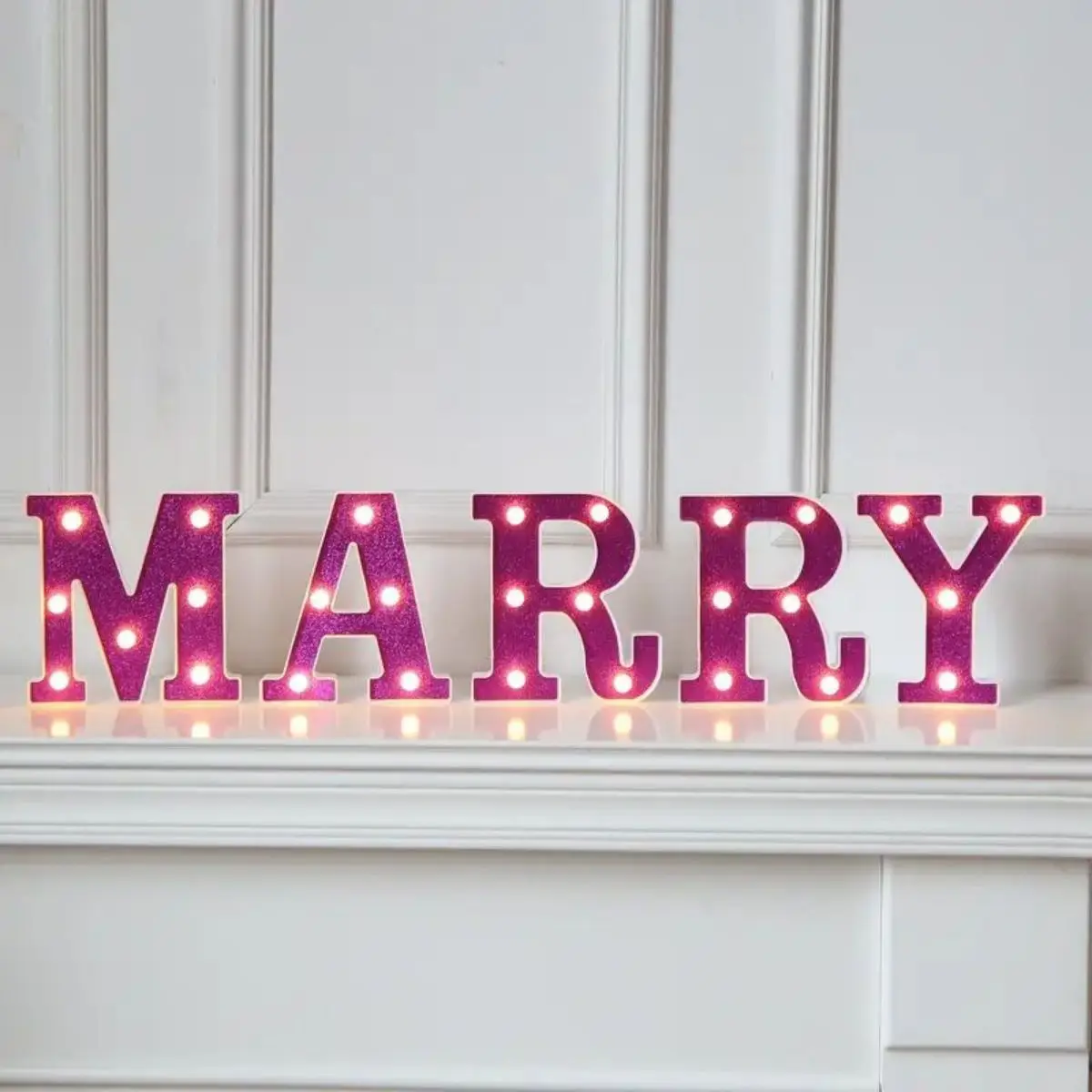 1pc viola Glitter LED Letter Light-alimentato a batteria, lampada da notte decorativa per proposta di matrimonio, compleanno e puntelli fotografici