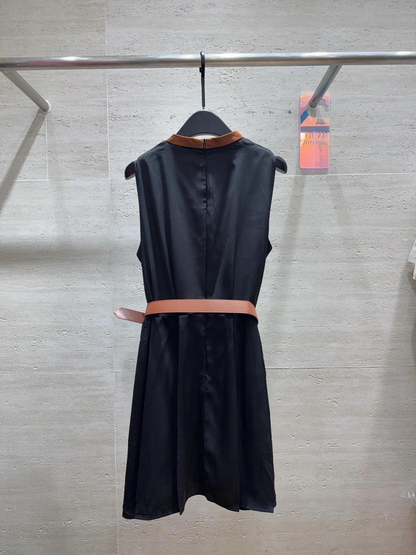 

2026 Summer Women's Contrast Stand Collar Sleeveless Dress Leather Belt Waist-Cinching A-Line Mini Dress ZX18588