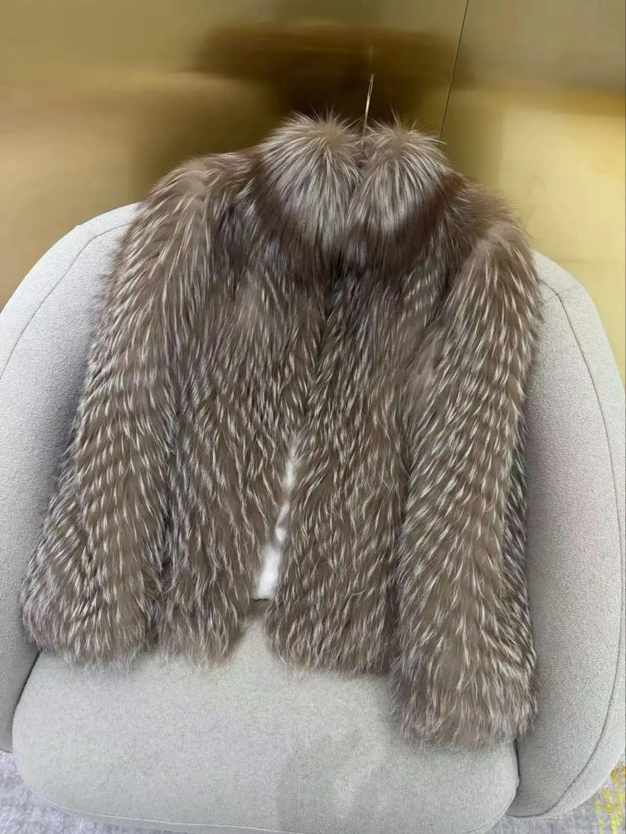 高品質のシルバーフォックスのスタンドカラー付きコートを輸入しました