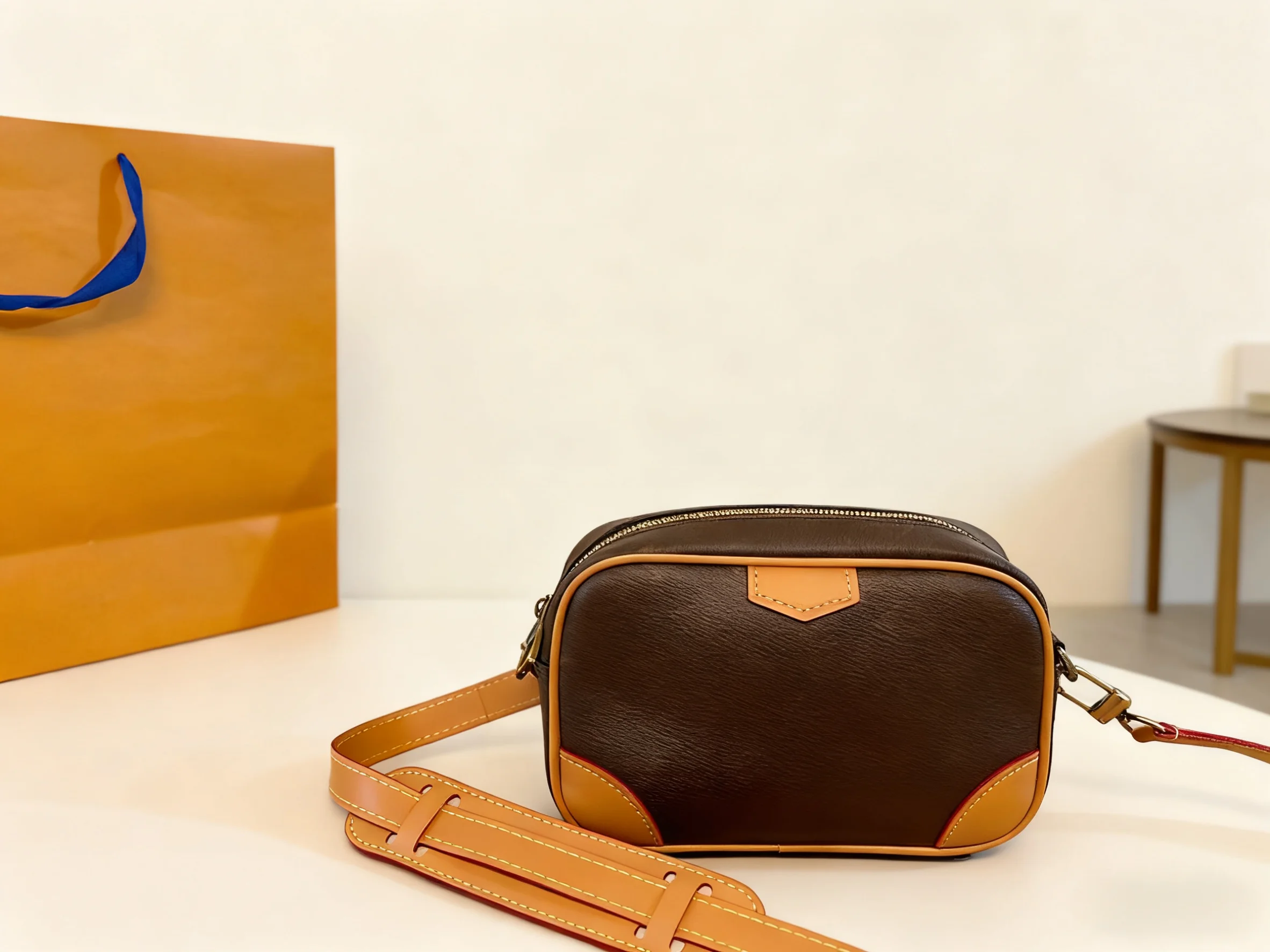 

2025 New SIZE: 20X12 CM Fashionable Versatile bags leather Portable can be carried on the shoulder no boxes