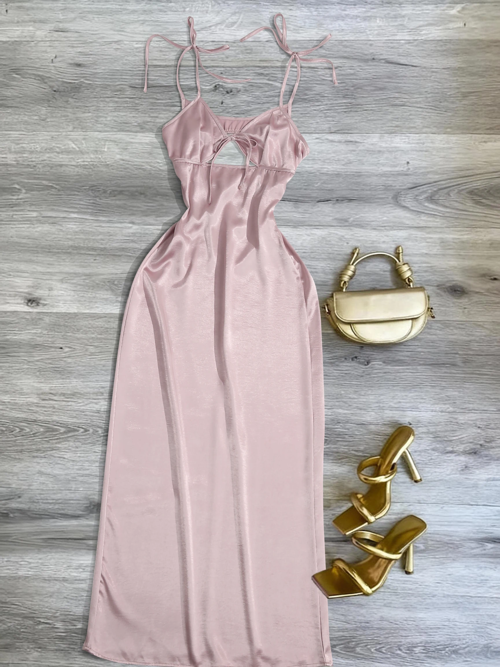핑크 새틴 스파게티 스트랩 컷아웃 슬림핏 맥시 드레스, 우아한 핑크 새틴 텍스처드 스킨 베어링 맥시 드레스