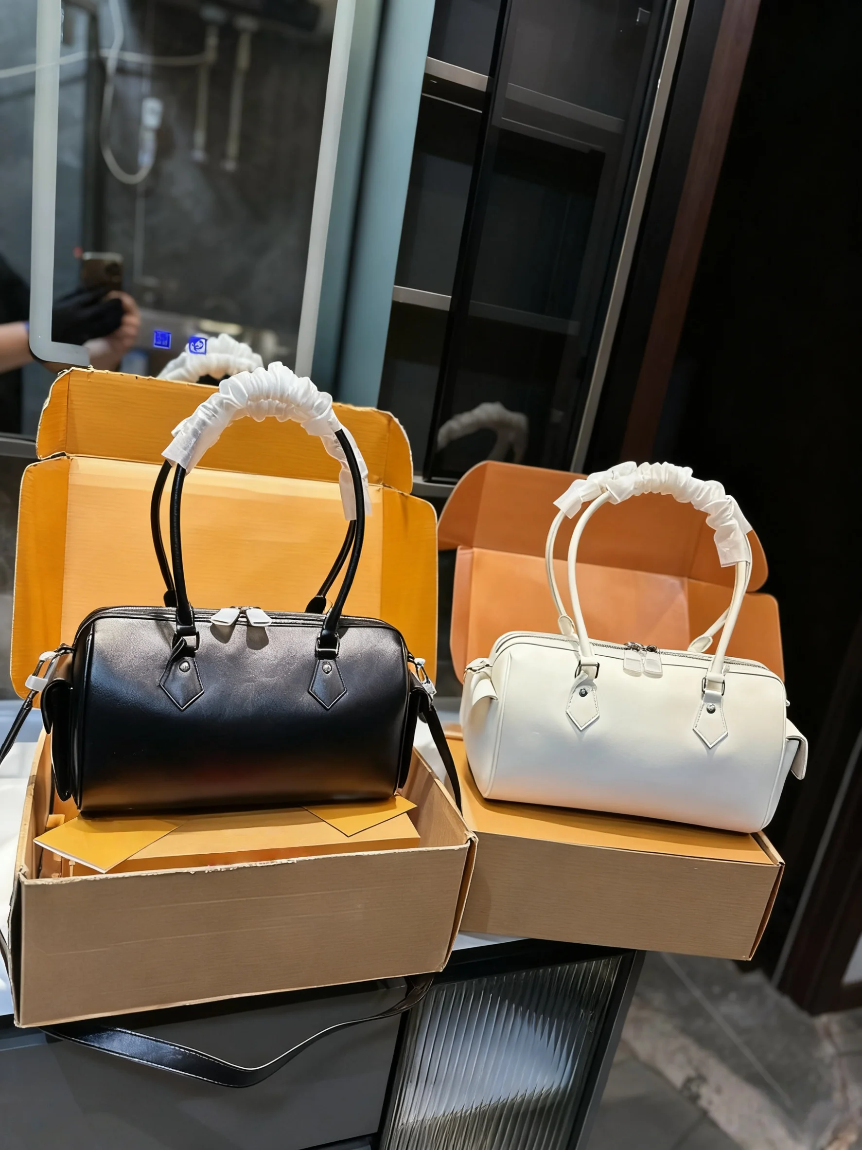 

2025 New SIZE: 28x20 CM Fashionable Versatile bags leather cherry Portable can be carried on the shoulder no boxes